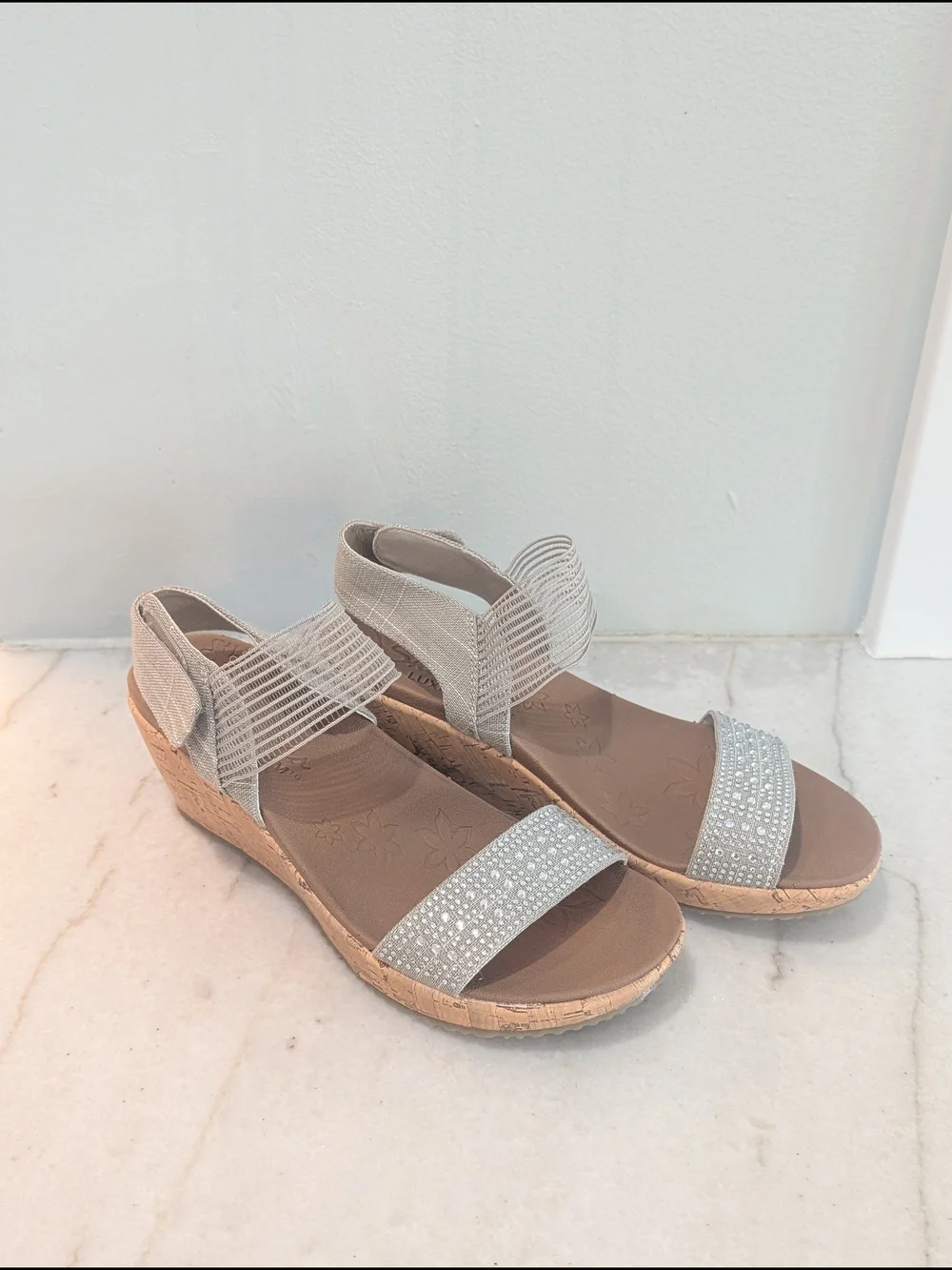 Sketchers Beverlee Women's Silver Sparkle Wedge Luxe Comfort Foam Sandals Size 8
